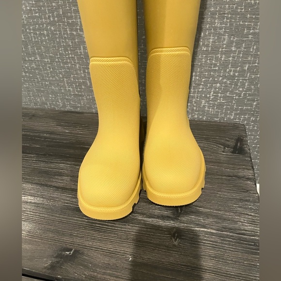 NIB Burberry Marsh rubber rain tall boots Yellow Manilla 8 1/2 - Picture 6 of 13